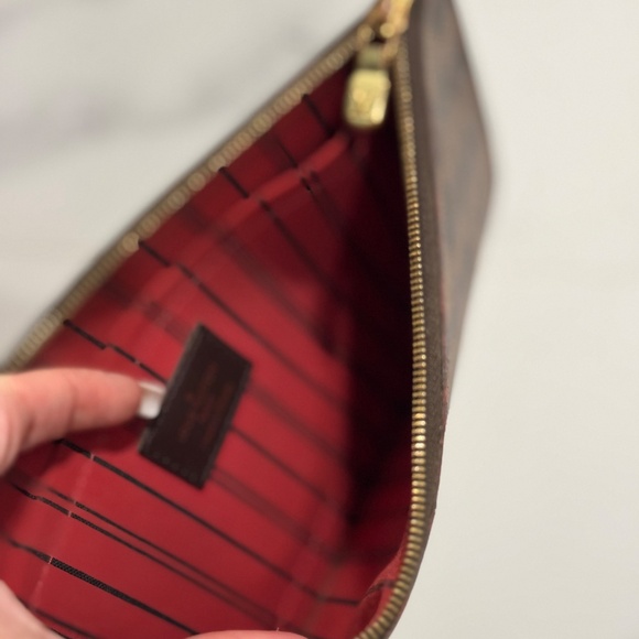 Louis Vuitton Neverfull MM Pochette in Damier Ebene in Excellent Condition - Picture 6 of 9